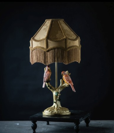 Lampefot med fugler på gren.